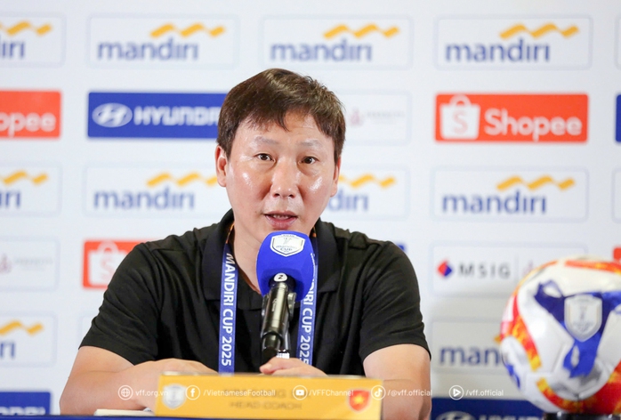 Trung vệ Lý Đức nhận "mưa" lời khen sau trận thắng U23 Campuchia- Ảnh 3. Trung vệ Lý Đức nhận "mưa" lời khen sau trận thắng U23 Campuchia- Ảnh 3.