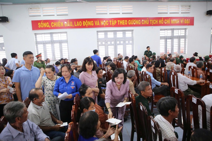 Phó Chủ tịch Quốc hội Nguyễn Thị Thanh thăm và trao quà cho gia đình chính sách - Ảnh 1. Phó Chủ tịch Quốc hội Nguyễn Thị Thanh thăm và trao quà cho gia đình chính sách - Ảnh 1.
