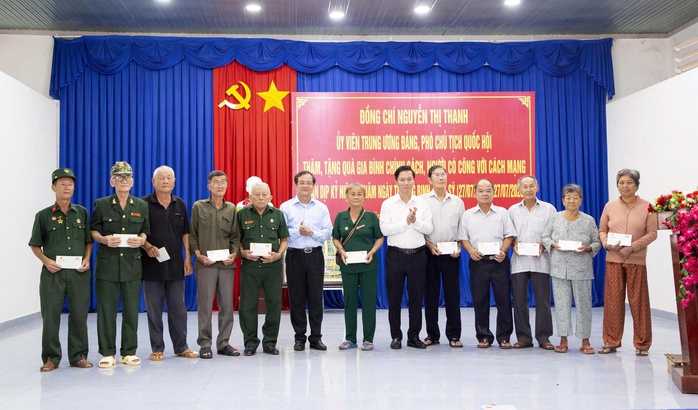 Phó Chủ tịch Quốc hội Nguyễn Thị Thanh thăm và trao quà cho gia đình chính sách - Ảnh 3. Phó Chủ tịch Quốc hội Nguyễn Thị Thanh thăm và trao quà cho gia đình chính sách - Ảnh 3.