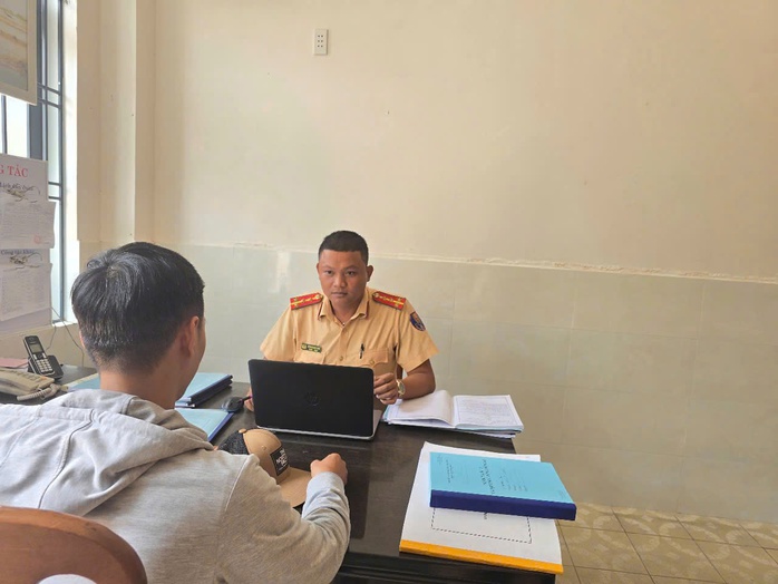 Công an TP Đà Nẵng xử lý tài xế vi phạm giao thông nghiêm trọng gây nguy hiểm - Ảnh 1. Công an TP Đà Nẵng xử lý tài xế vi phạm giao thông nghiêm trọng gây nguy hiểm - Ảnh 1.