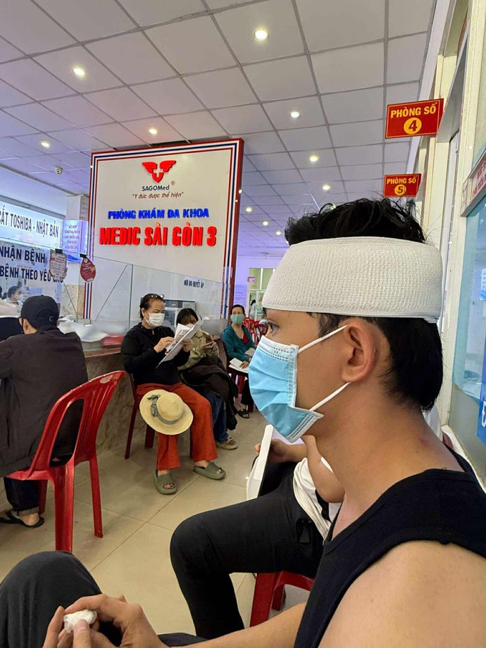 Thúy Ngân hốt hoảng khi Võ Cảnh chảy máu đầu- Ảnh 3. Thúy Ngân hốt hoảng khi Võ Cảnh chảy máu đầu- Ảnh 3.