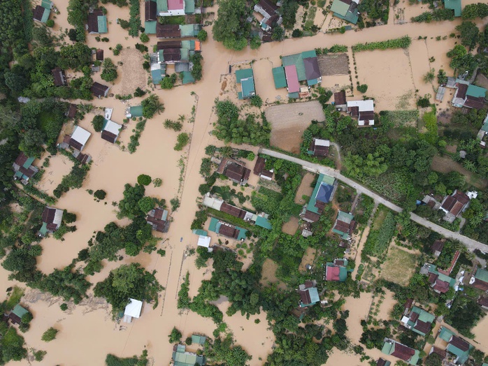 Phó Thủ tướng Mai Văn Chính thăm hỏi người dân vùng lũ Nghệ An- Ảnh 4. Phó Thủ tướng Mai Văn Chính thăm hỏi người dân vùng lũ Nghệ An- Ảnh 4.