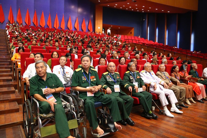 Tổng Bí thư Tô Lâm dự gặp mặt người có công, nhân chứng lịch sử tiêu biểu- Ảnh 3. Tổng Bí thư Tô Lâm dự gặp mặt người có công, nhân chứng lịch sử tiêu biểu- Ảnh 3.