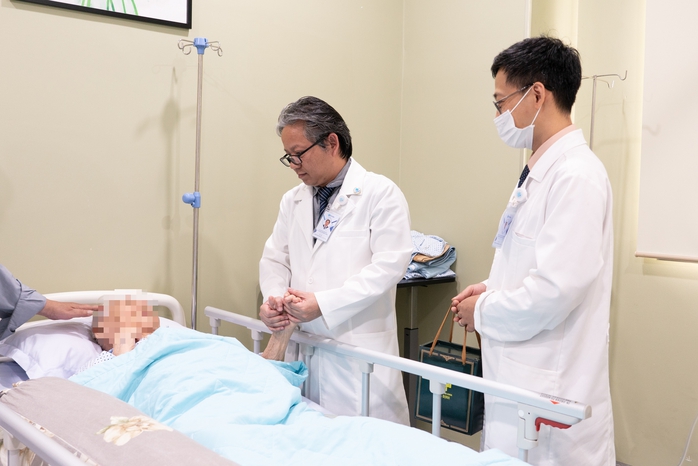 Phẫu thuật thay khớp háng cho cụ bà U100- Ảnh 1.