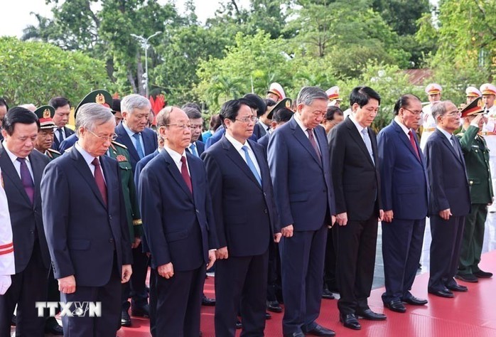 Lãnh đạo Đảng, Nhà nước dâng hương tưởng niệm các Anh hùng liệt sĩ và vào Lăng viếng Chủ tịch Hồ Chí Minh - Ảnh 1.