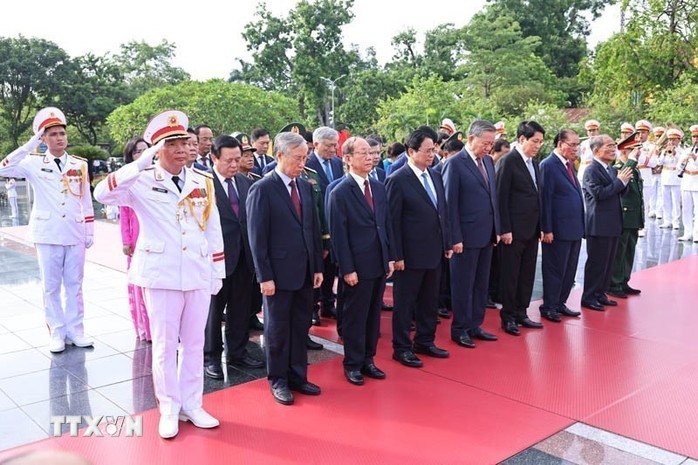 Lãnh đạo Đảng, Nhà nước dâng hương tưởng niệm các Anh hùng liệt sĩ và vào Lăng viếng Chủ tịch Hồ Chí Minh - Ảnh 3.