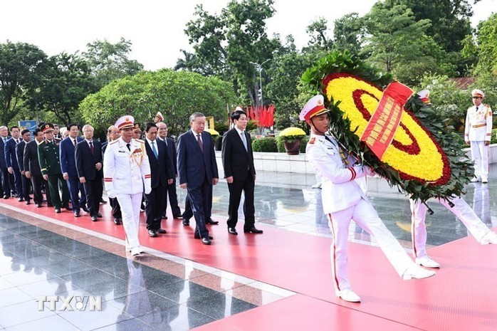 Lãnh đạo Đảng, Nhà nước dâng hương tưởng niệm các Anh hùng liệt sĩ và vào Lăng viếng Chủ tịch Hồ Chí Minh - Ảnh 2.