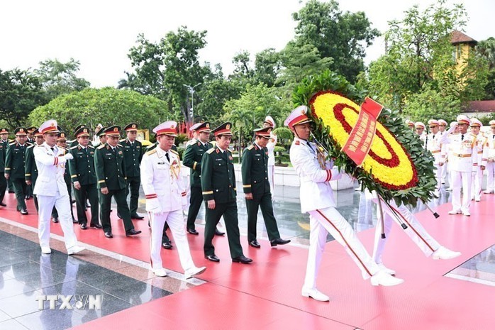 Lãnh đạo Đảng, Nhà nước dâng hương tưởng niệm các Anh hùng liệt sĩ và vào Lăng viếng Chủ tịch Hồ Chí Minh - Ảnh 5.