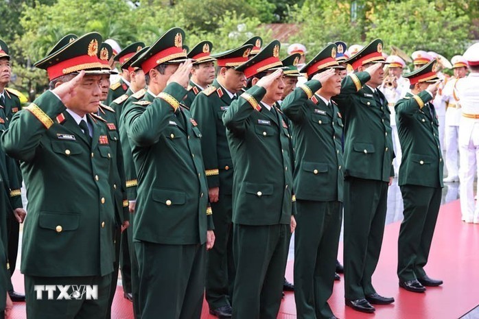Lãnh đạo Đảng, Nhà nước dâng hương tưởng niệm các Anh hùng liệt sĩ và vào Lăng viếng Chủ tịch Hồ Chí Minh - Ảnh 6.
