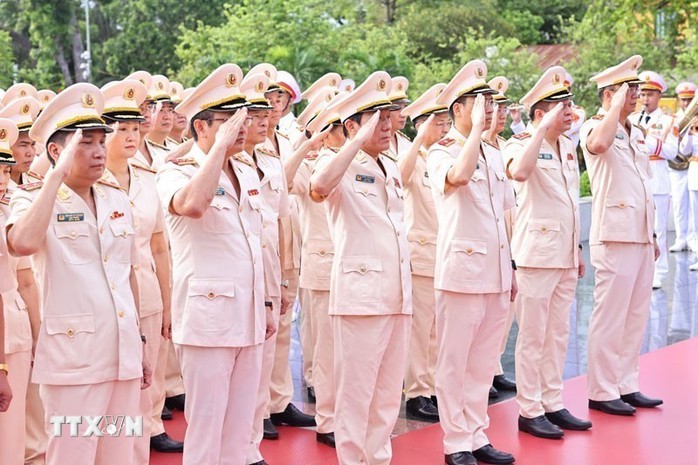 Lãnh đạo Đảng, Nhà nước dâng hương tưởng niệm các Anh hùng liệt sĩ và vào Lăng viếng Chủ tịch Hồ Chí Minh - Ảnh 7.