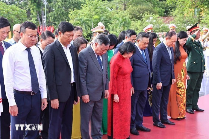 Lãnh đạo Đảng, Nhà nước dâng hương tưởng niệm các Anh hùng liệt sĩ và vào Lăng viếng Chủ tịch Hồ Chí Minh - Ảnh 8.