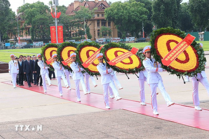 Lãnh đạo Đảng, Nhà nước dâng hương tưởng niệm các Anh hùng liệt sĩ và vào Lăng viếng Chủ tịch Hồ Chí Minh - Ảnh 9.