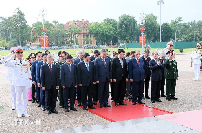 Lãnh đạo Đảng, Nhà nước dâng hương tưởng niệm các Anh hùng liệt sĩ và vào Lăng viếng Chủ tịch Hồ Chí Minh - Ảnh 10.