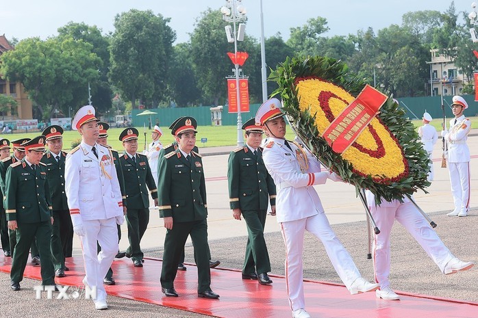 Lãnh đạo Đảng, Nhà nước dâng hương tưởng niệm các Anh hùng liệt sĩ và vào Lăng viếng Chủ tịch Hồ Chí Minh - Ảnh 12.