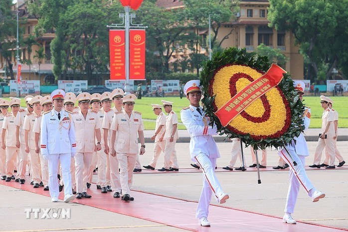 Lãnh đạo Đảng, Nhà nước dâng hương tưởng niệm các Anh hùng liệt sĩ và vào Lăng viếng Chủ tịch Hồ Chí Minh - Ảnh 14.