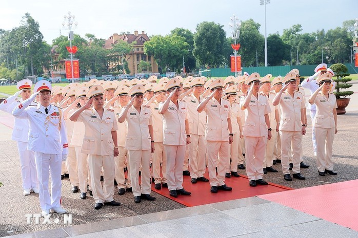 Lãnh đạo Đảng, Nhà nước dâng hương tưởng niệm các Anh hùng liệt sĩ và vào Lăng viếng Chủ tịch Hồ Chí Minh - Ảnh 15.