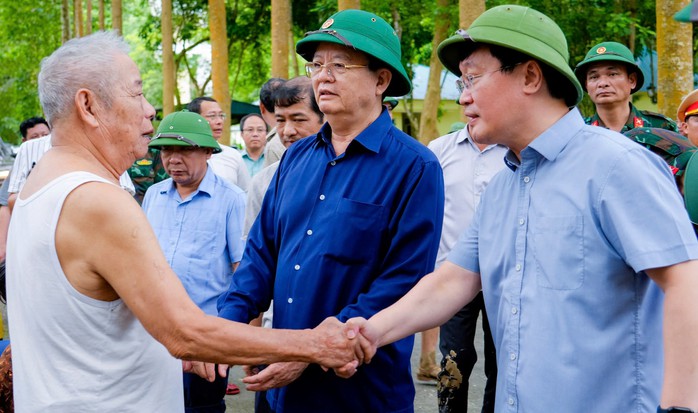 Phó Thủ tướng Mai Văn Chính thăm hỏi người dân vùng lũ Nghệ An- Ảnh 3. Phó Thủ tướng Mai Văn Chính thăm hỏi người dân vùng lũ Nghệ An- Ảnh 3.