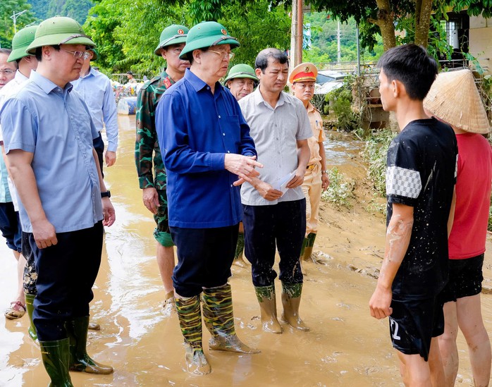 Phó Thủ tướng Mai Văn Chính thăm hỏi người dân vùng lũ Nghệ An- Ảnh 1. Phó Thủ tướng Mai Văn Chính thăm hỏi người dân vùng lũ Nghệ An- Ảnh 1.