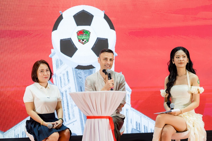 Dimitar Berbatov tái ngộ fan Việt tại sự kiện "Together we rise"- Ảnh 1.