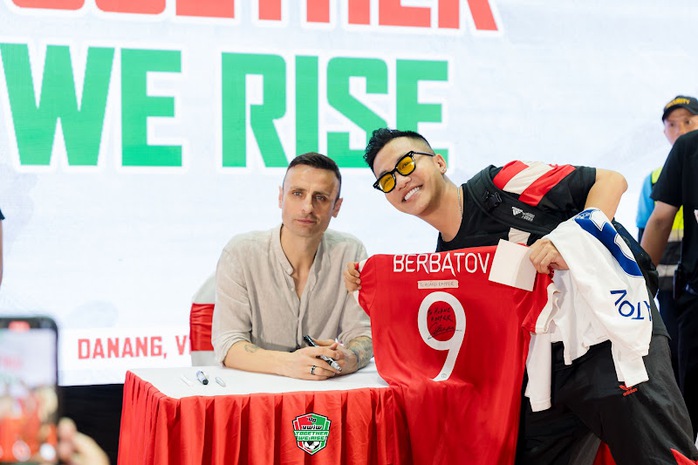 Dimitar Berbatov tái ngộ fan Việt tại sự kiện "Together we rise"- Ảnh 3.