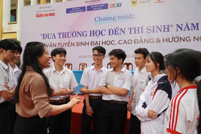 Ngược xuôi "Đưa trường học đến thí sinh" - Ảnh 1.