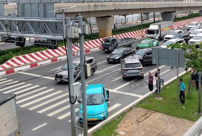 Tai nạn liên hoàn trên đại lộ Võ Văn Kiệt ở TP HCM gây ùn tắc giao thông - Ảnh 1.