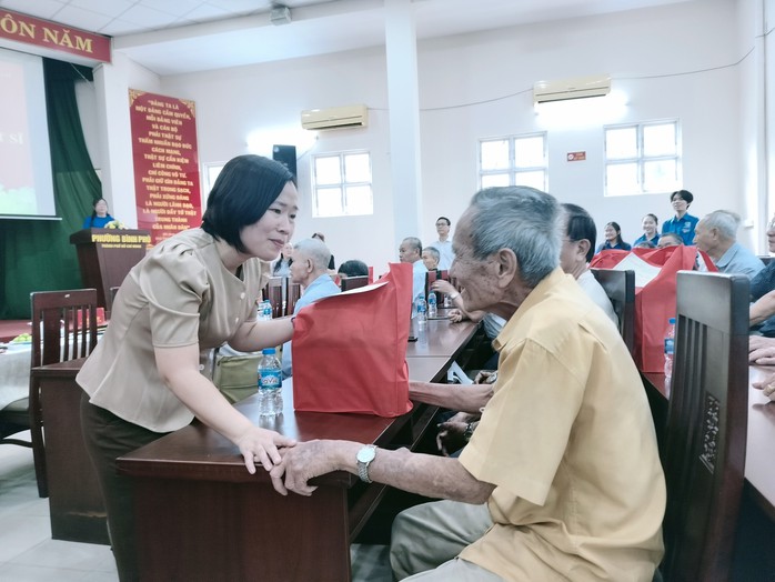 Phường Bình Phú họp mặt, chăm lo người có công với cách mạng - Ảnh 1.