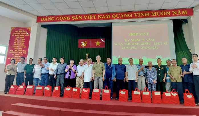 Phường Bình Phú họp mặt, chăm lo người có công với cách mạng - Ảnh 2.