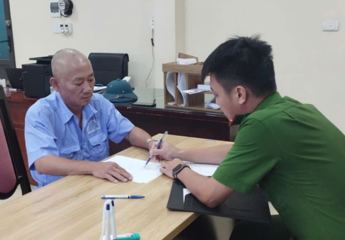 Tạm giữ hình sự tài xế xe buýt tông tử vong vợ chồng đi xe máy- Ảnh 1. Tạm giữ hình sự tài xế xe buýt tông tử vong vợ chồng đi xe máy- Ảnh 1.