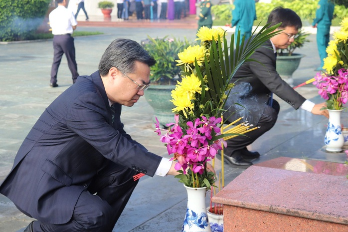 Lãnh đạo TP HCM dâng hoa, dâng hương tưởng niệm các Anh hùng liệt sĩ- Ảnh 4. Lãnh đạo TP HCM dâng hoa, dâng hương tưởng niệm các Anh hùng liệt sĩ- Ảnh 4.