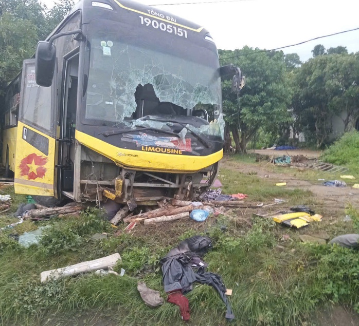 Hà Tĩnh: Lật xe khách làm 9 người tử vong, 15 người bị thương- Ảnh 2. Hà Tĩnh: Lật xe khách làm 9 người tử vong, 15 người bị thương- Ảnh 2.