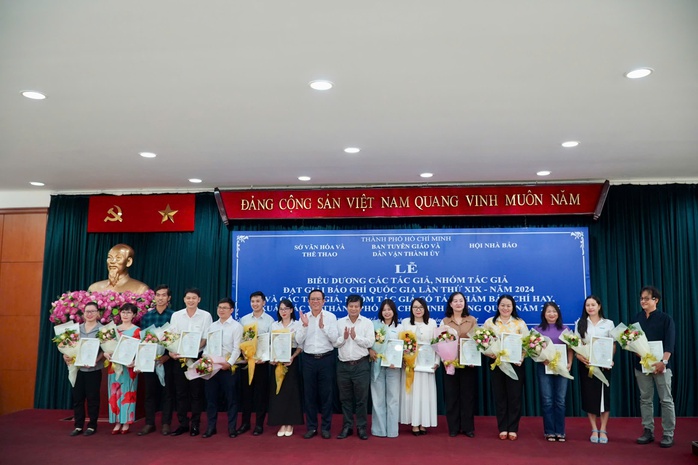 Khen thưởng 70 tác phẩm báo chí xuất sắc viết về TP HCM trong quý II/2025- Ảnh 5.