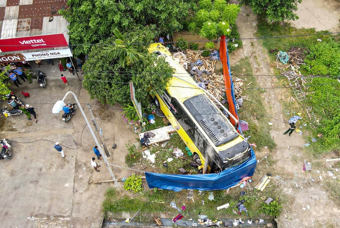Nạn nhân vụ xe khách lật ở Hà Tĩnh: “Khung cảnh lúc đó rất hỗn loạn và kinh hoàng”- Ảnh 2. Nạn nhân vụ xe khách lật ở Hà Tĩnh: “Khung cảnh lúc đó rất hỗn loạn và kinh hoàng”- Ảnh 2.