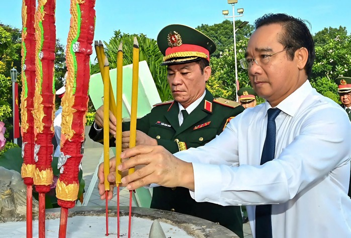 Lãnh đạo TP HCM dâng hoa, dâng hương tưởng niệm các Anh hùng liệt sĩ- Ảnh 6. Lãnh đạo TP HCM dâng hoa, dâng hương tưởng niệm các Anh hùng liệt sĩ- Ảnh 6.