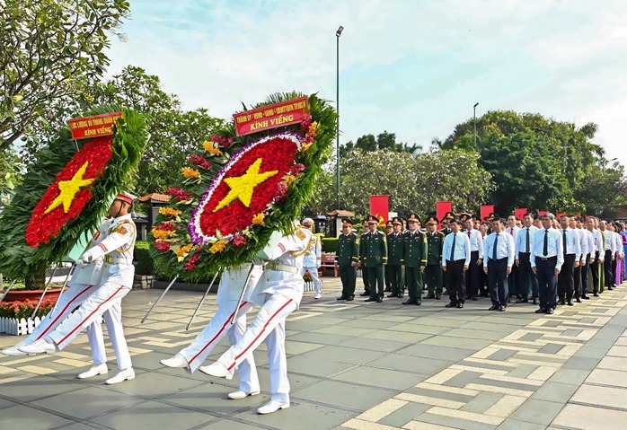 Lãnh đạo TP HCM dâng hoa, dâng hương tưởng niệm các Anh hùng liệt sĩ- Ảnh 7. Lãnh đạo TP HCM dâng hoa, dâng hương tưởng niệm các Anh hùng liệt sĩ- Ảnh 7.