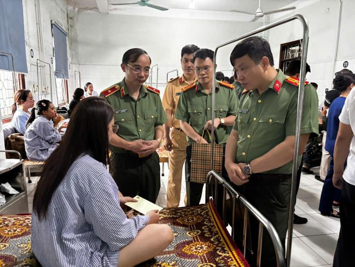 Vụ lật xe khách ở Hà Tĩnh: Bí thư Tỉnh uỷ Nguyễn Duy Lâm trực tiếp đến hiện trường- Ảnh 6. Vụ lật xe khách ở Hà Tĩnh: Bí thư Tỉnh uỷ Nguyễn Duy Lâm trực tiếp đến hiện trường- Ảnh 6.