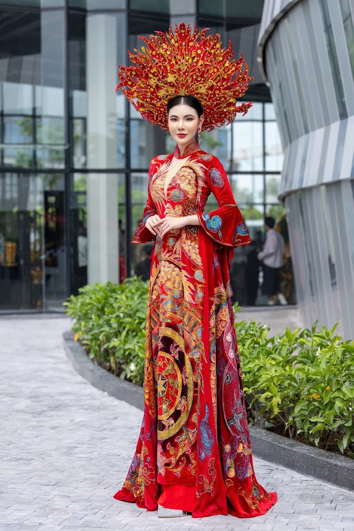 Á hậu Lê Kim Khoẻ hóa nàng thơ, đội mấn khủng hình ngọn lửa của Tommy Nguyễn
- Ảnh 1. Á hậu Lê Kim Khoẻ hóa nàng thơ, đội mấn khủng hình ngọn lửa của Tommy Nguyễn
- Ảnh 1.