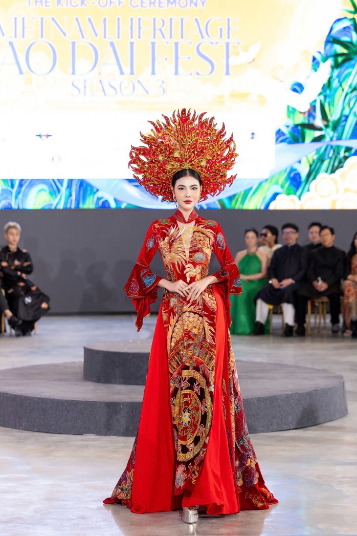 Á hậu Lê Kim Khoẻ hóa nàng thơ, đội mấn khủng hình ngọn lửa của Tommy Nguyễn
- Ảnh 2. Á hậu Lê Kim Khoẻ hóa nàng thơ, đội mấn khủng hình ngọn lửa của Tommy Nguyễn
- Ảnh 2.
