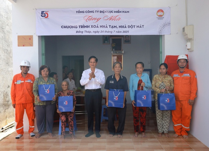 EVNSPC hoàn thành chương trình hỗ trợ xóa nhà tạm, nhà dột nát tại các tỉnh phía Nam- Ảnh 6.