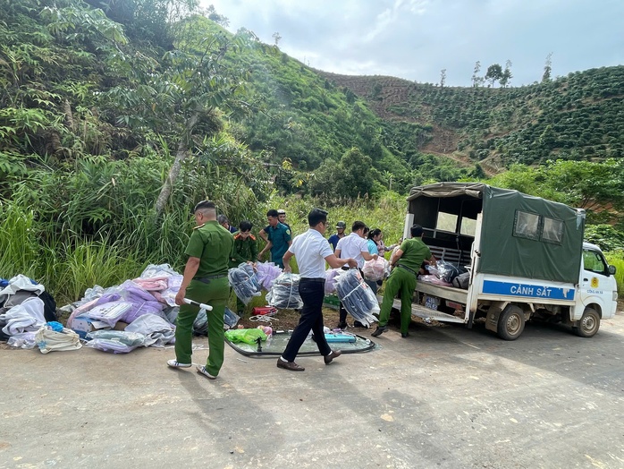Lật xe ở Lâm Đồng, nhiều sinh viên bị thương - Ảnh 2. Lật xe ở Lâm Đồng, nhiều sinh viên bị thương - Ảnh 2.