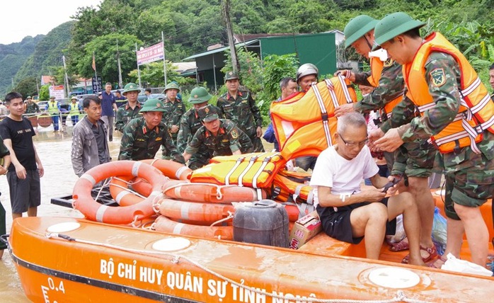 Ngày 25-7, quân đội kế hoạch tổ chức 4 chuyến bay vận chuyển hàng cứu trợ vùng lũ Nghệ An- Ảnh 1. Ngày 25-7, quân đội kế hoạch tổ chức 4 chuyến bay vận chuyển hàng cứu trợ vùng lũ Nghệ An- Ảnh 1.