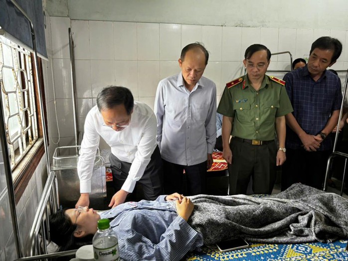 Vụ lật xe khách ở Hà Tĩnh: Bí thư Tỉnh uỷ Nguyễn Duy Lâm trực tiếp đến hiện trường- Ảnh 7. Vụ lật xe khách ở Hà Tĩnh: Bí thư Tỉnh uỷ Nguyễn Duy Lâm trực tiếp đến hiện trường- Ảnh 7.