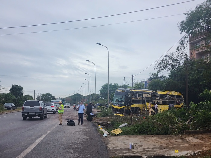 Nhân chứng kể lại giây phút tiếp cận hiện trường kinh hoàng vụ lật xe khách ở Hà Tĩnh- Ảnh 6.