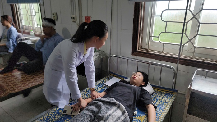 Nạn nhân vụ xe khách lật ở Hà Tĩnh: “Khung cảnh lúc đó rất hỗn loạn và kinh hoàng”- Ảnh 5. Nạn nhân vụ xe khách lật ở Hà Tĩnh: “Khung cảnh lúc đó rất hỗn loạn và kinh hoàng”- Ảnh 5.