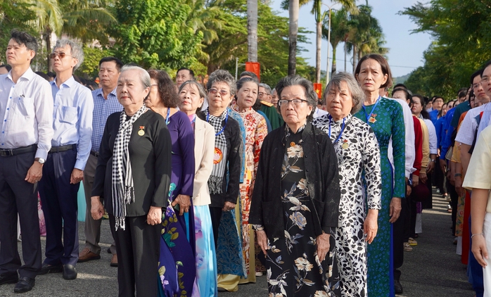 Thiêng liêng lễ chào cờ tại Đặc khu Côn Đảo sáng 26-7- Ảnh 9.