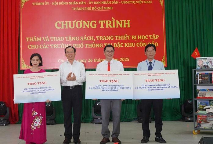 Đoàn công tác TP HCM tặng sách và học bổng cho học sinh Đặc khu Côn Đảo - Ảnh 2.