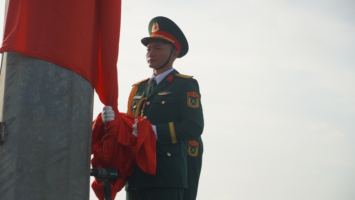Thiêng liêng lễ chào cờ tại Đặc khu Côn Đảo sáng 26-7- Ảnh 2.