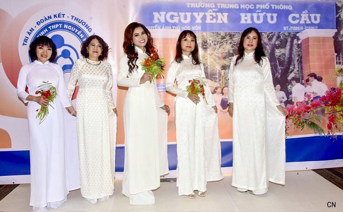 Hoa hậu Kim Hồng tái ngộ bạn cũ sau 40 năm- Ảnh 4.