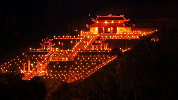 288 ngọn nến và lễ rước vong linh liệt sĩ từ nước bạn Lào về nước - Ảnh 1.