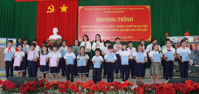 Đoàn công tác TP HCM tặng sách và học bổng cho học sinh Đặc khu Côn Đảo - Ảnh 4.